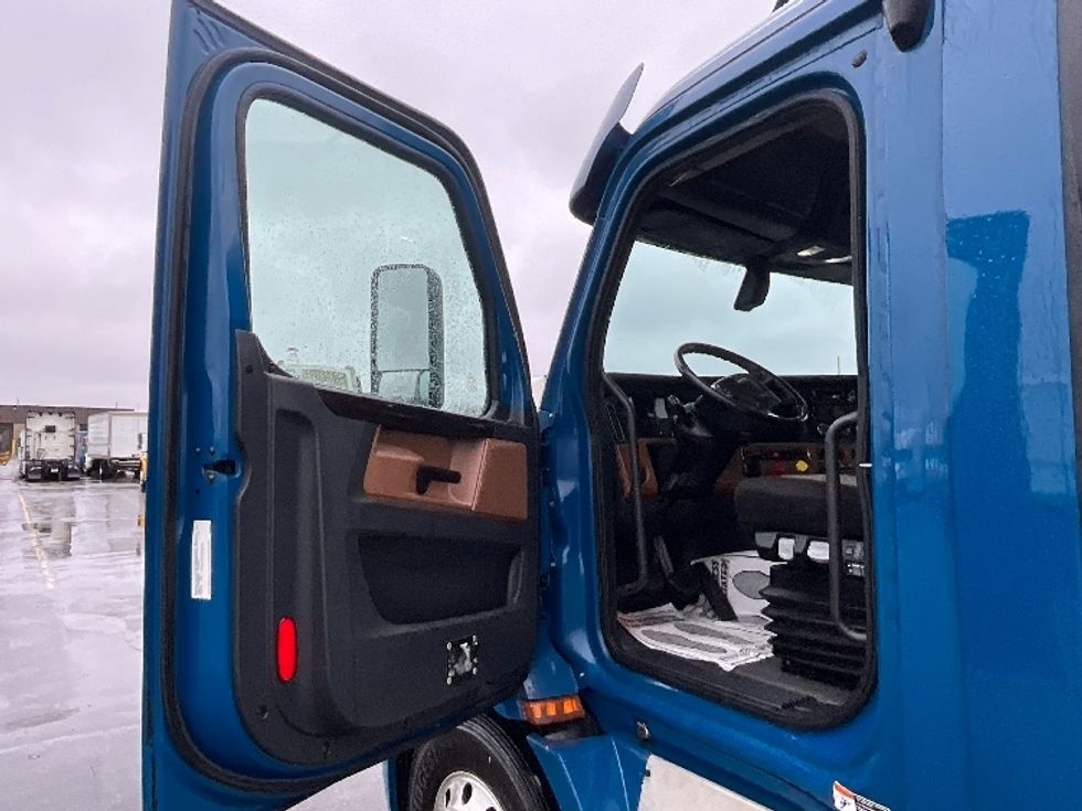 Day Cab Tractor-Heavy Duty Tractors-Freightliner-2020-T11664ST-Cambridge-ON-607,734\n\t\tkm-$ 49,000 - Image 9