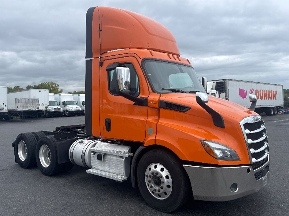 Day Cab Tractor-Heavy Duty Tractors-Freightliner-2020-T11664ST-Chicopee-MA-152,032\n\t\tmiles-$ 42,250 - Image 1