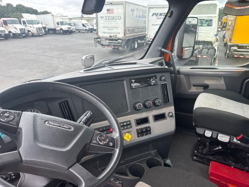 Day Cab Tractor-Heavy Duty Tractors-Freightliner-2020-T11664ST-Chicopee-MA-152,032\n\t\tmiles-$ 42,250 - Image 10