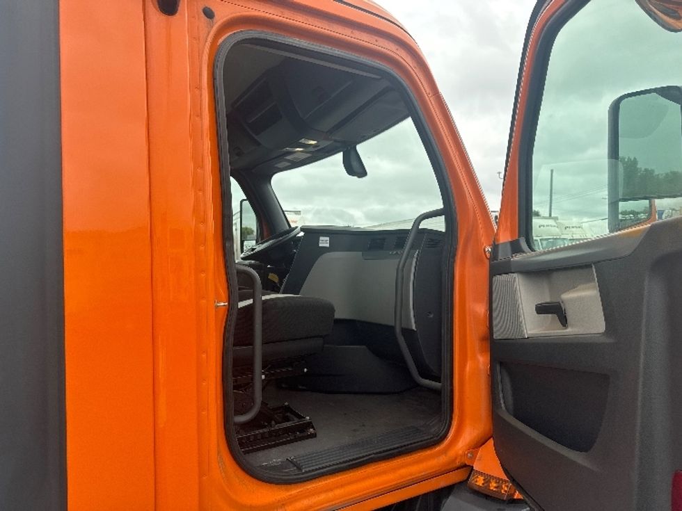 Day Cab Tractor-Heavy Duty Tractors-Freightliner-2020-T11664ST-Chicopee-MA-152,032\n\t\tmiles-$ 42,250 - Image 12