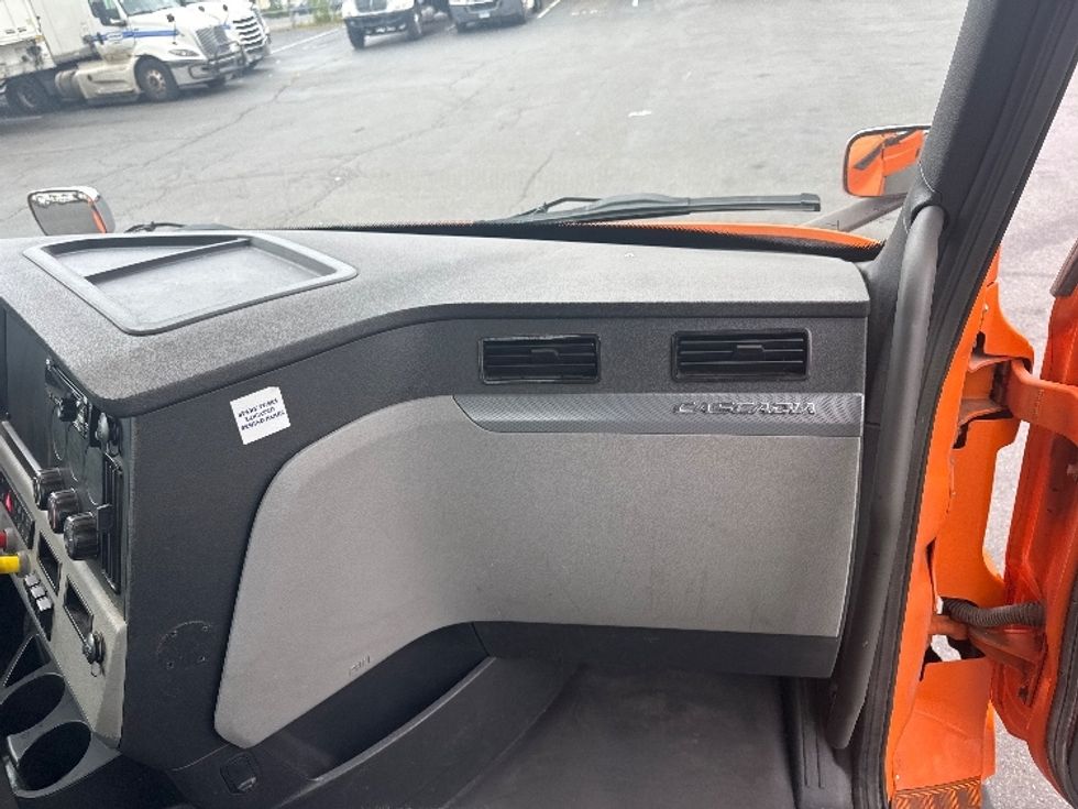 Day Cab Tractor-Heavy Duty Tractors-Freightliner-2020-T11664ST-Chicopee-MA-152,032\n\t\tmiles-$ 42,250 - Image 13