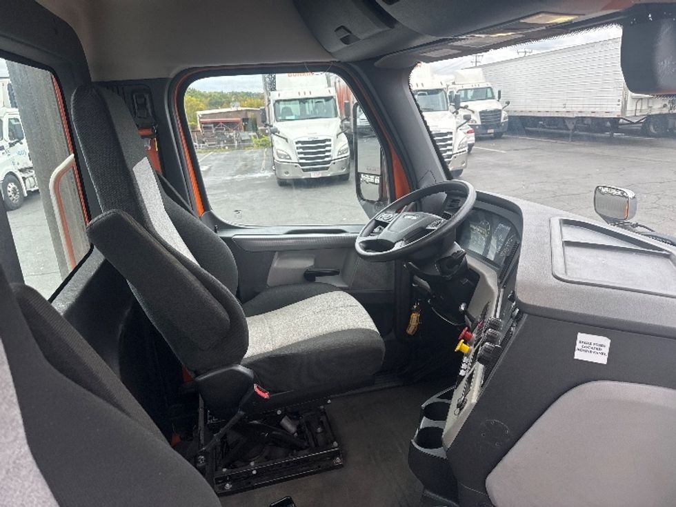 Day Cab Tractor-Heavy Duty Tractors-Freightliner-2020-T11664ST-Chicopee-MA-152,032\n\t\tmiles-$ 42,250 - Image 14
