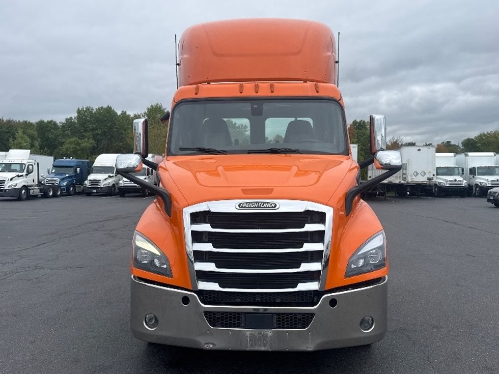 Day Cab Tractor-Heavy Duty Tractors-Freightliner-2020-T11664ST-Chicopee-MA-152,032\n\t\tmiles-$ 42,250 - Image 2