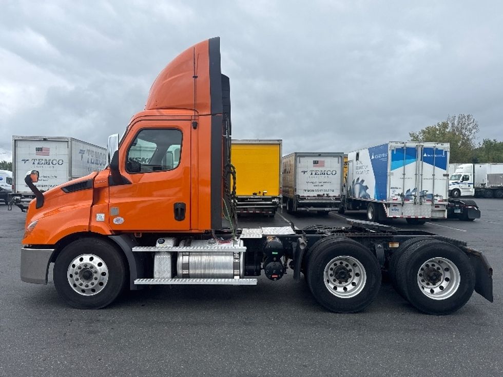 Day Cab Tractor-Heavy Duty Tractors-Freightliner-2020-T11664ST-Chicopee-MA-152,032\n\t\tmiles-$ 42,250 - Image 4