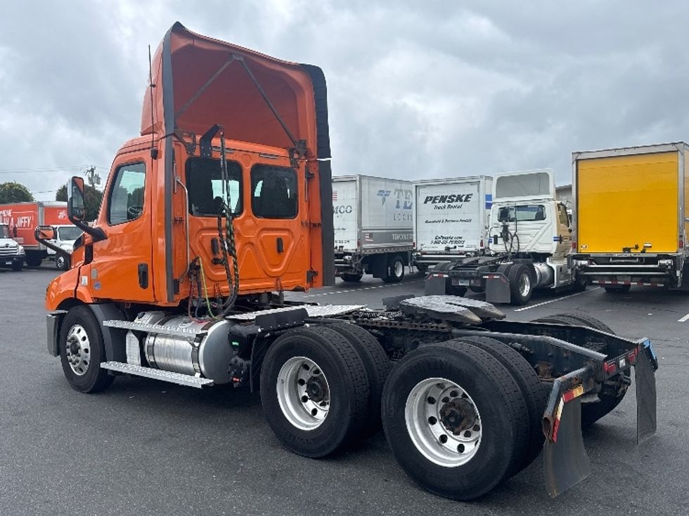 Day Cab Tractor-Heavy Duty Tractors-Freightliner-2020-T11664ST-Chicopee-MA-152,032\n\t\tmiles-$ 42,250 - Image 5