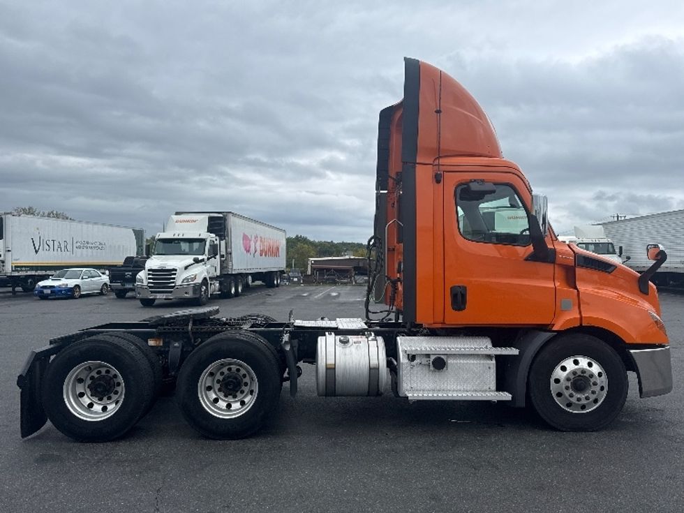Day Cab Tractor-Heavy Duty Tractors-Freightliner-2020-T11664ST-Chicopee-MA-152,032\n\t\tmiles-$ 42,250 - Image 8