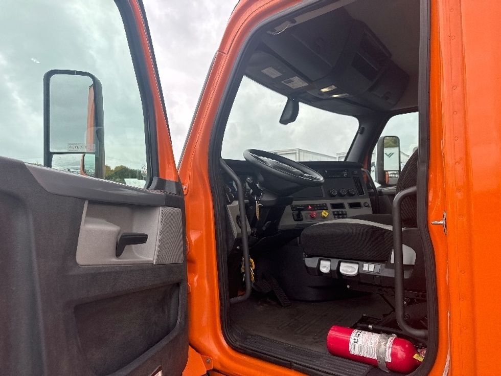 Day Cab Tractor-Heavy Duty Tractors-Freightliner-2020-T11664ST-Chicopee-MA-152,032\n\t\tmiles-$ 42,250 - Image 9