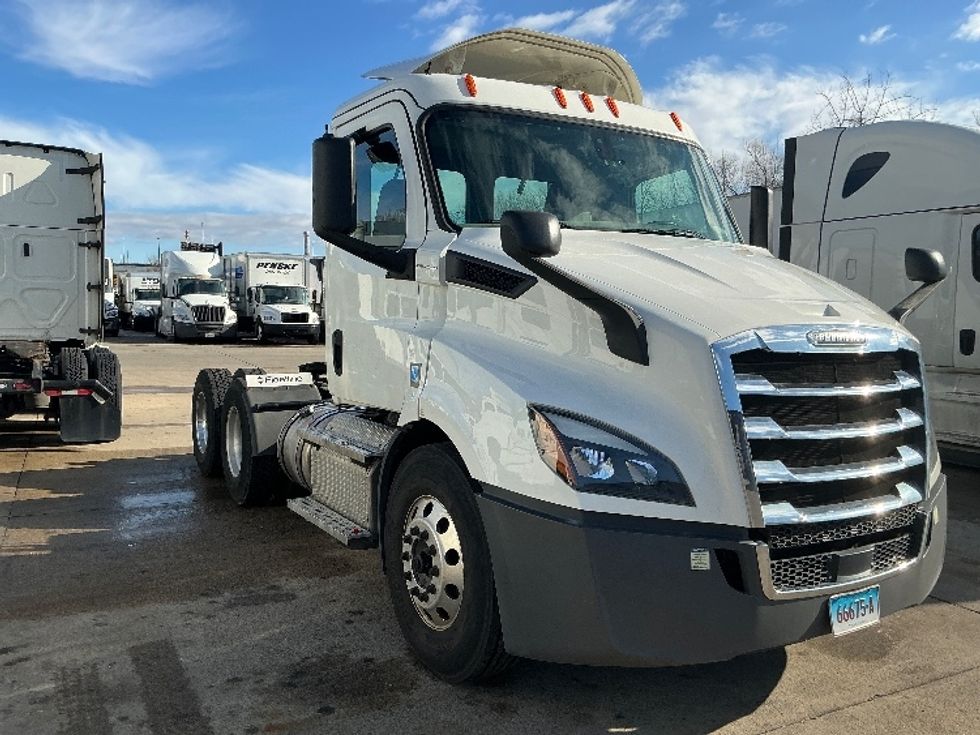 Day Cab Tractor-Heavy Duty Tractors-Freightliner-2020-T11664ST-Chicopee-MA-302,259\n\t\tmiles-$ 46,750 - Image 1