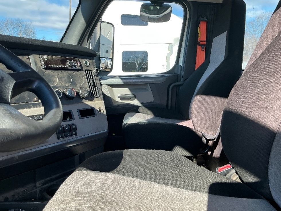 Day Cab Tractor-Heavy Duty Tractors-Freightliner-2020-T11664ST-Chicopee-MA-302,259\n\t\tmiles-$ 46,750 - Image 10