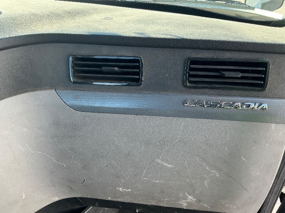 Day Cab Tractor-Heavy Duty Tractors-Freightliner-2020-T11664ST-Chicopee-MA-302,259\n\t\tmiles-$ 46,750 - Image 13