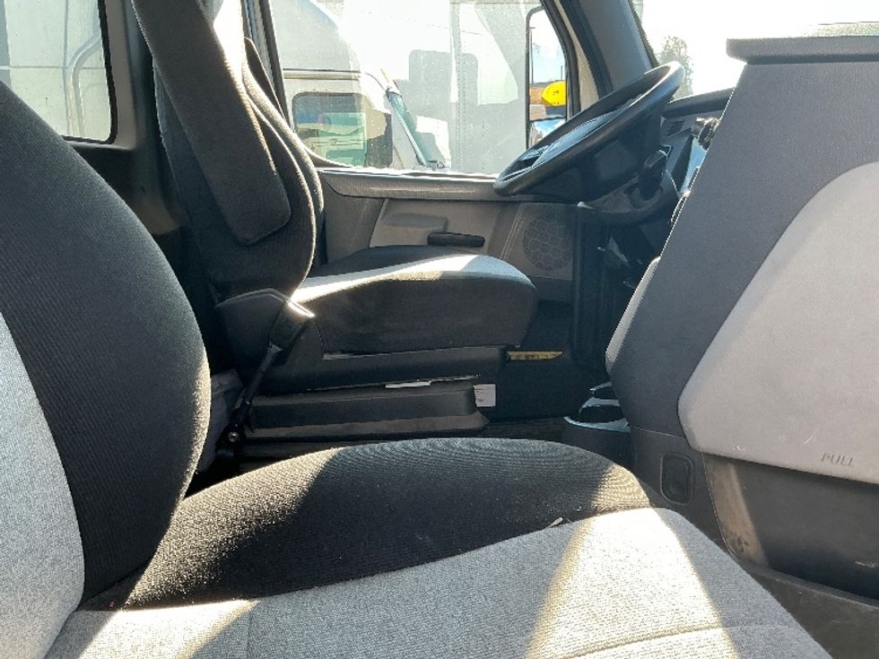 Day Cab Tractor-Heavy Duty Tractors-Freightliner-2020-T11664ST-Chicopee-MA-302,259\n\t\tmiles-$ 46,750 - Image 14