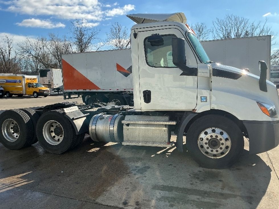 Day Cab Tractor-Heavy Duty Tractors-Freightliner-2020-T11664ST-Chicopee-MA-302,259\n\t\tmiles-$ 46,750 - Image 8