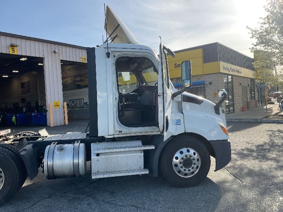 Day Cab Tractor-Heavy Duty Tractors-Freightliner-2020-T11664ST-Chicopee-MA-305,540\n\t\tmiles-$ 51,000 - Image 12
