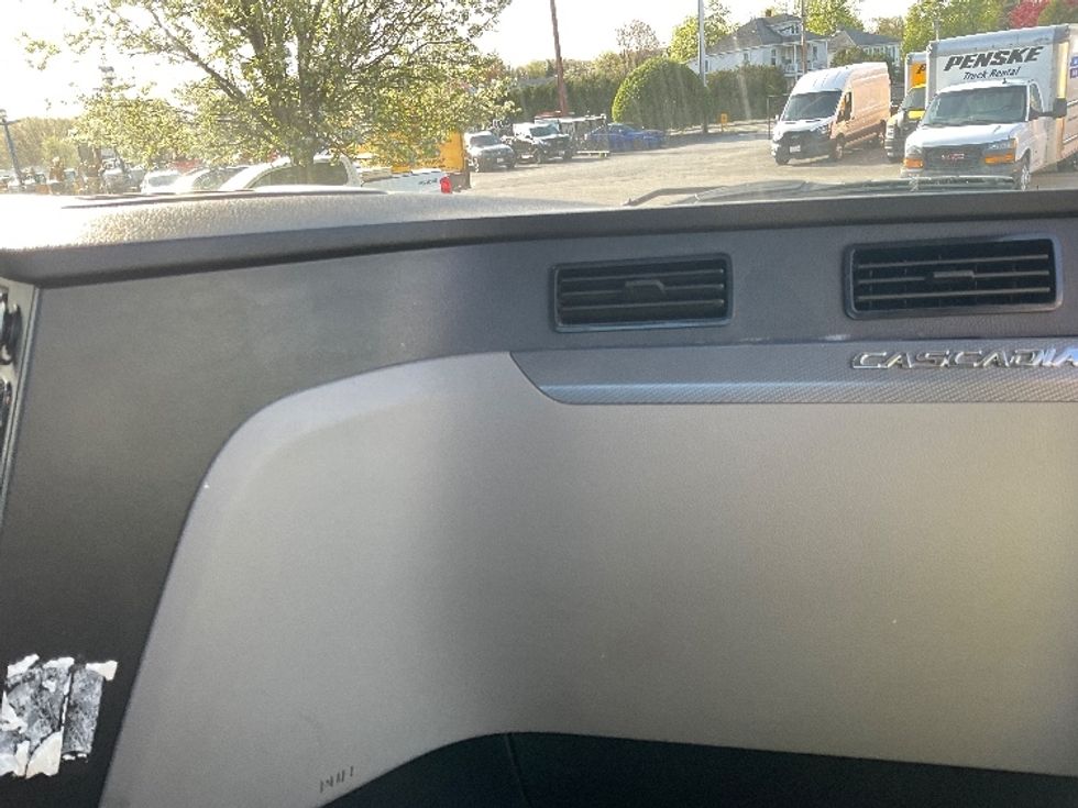 Day Cab Tractor-Heavy Duty Tractors-Freightliner-2020-T11664ST-Chicopee-MA-305,540\n\t\tmiles-$ 51,000 - Image 13