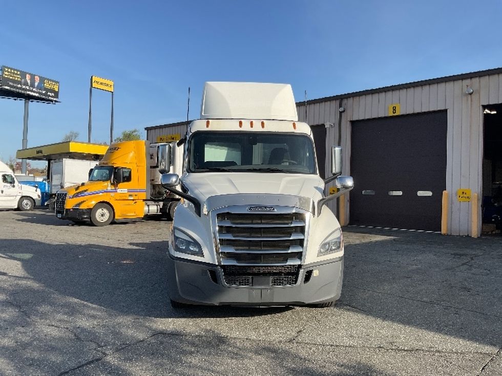 Day Cab Tractor-Heavy Duty Tractors-Freightliner-2020-T11664ST-Chicopee-MA-305,540\n\t\tmiles-$ 51,000 - Image 2