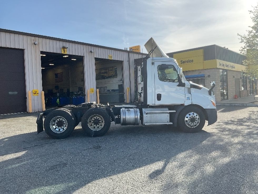Day Cab Tractor-Heavy Duty Tractors-Freightliner-2020-T11664ST-Chicopee-MA-305,540\n\t\tmiles-$ 51,000 - Image 8