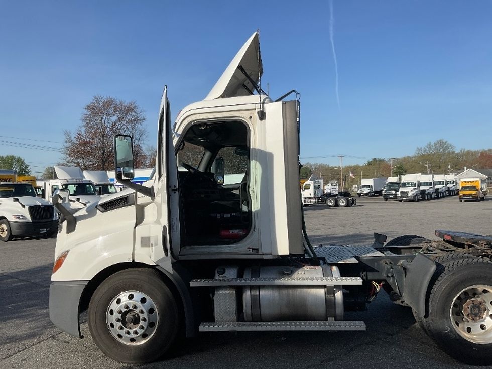 Day Cab Tractor-Heavy Duty Tractors-Freightliner-2020-T11664ST-Chicopee-MA-305,540\n\t\tmiles-$ 51,000 - Image 9