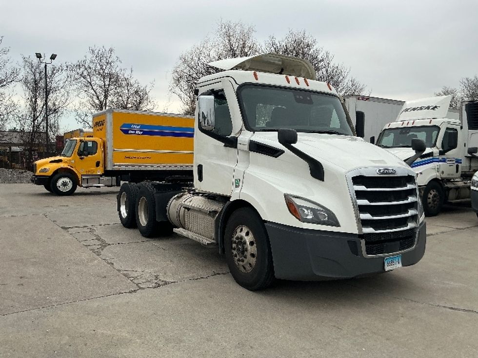 Day Cab Tractor-Heavy Duty Tractors-Freightliner-2020-T11664ST-Chicopee-MA-319,272\n\t\tmiles-$ 46,000 - Image 1