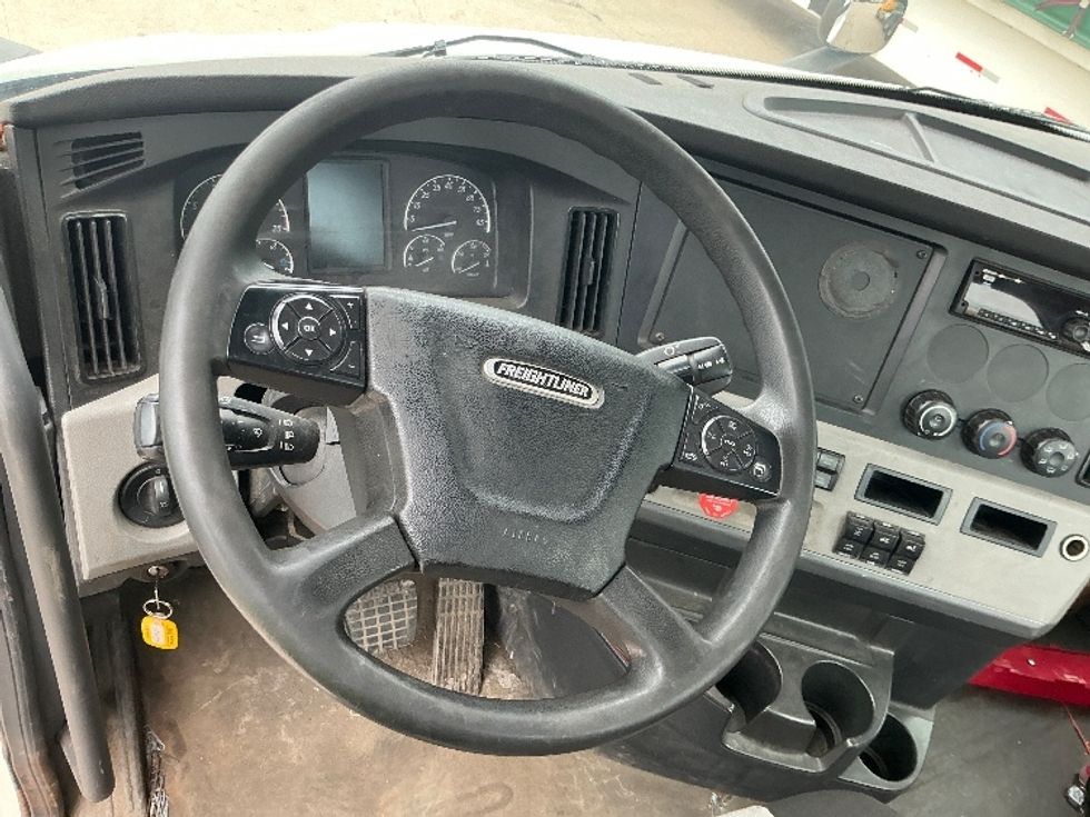 Day Cab Tractor-Heavy Duty Tractors-Freightliner-2020-T11664ST-Chicopee-MA-319,272\n\t\tmiles-$ 46,000 - Image 11
