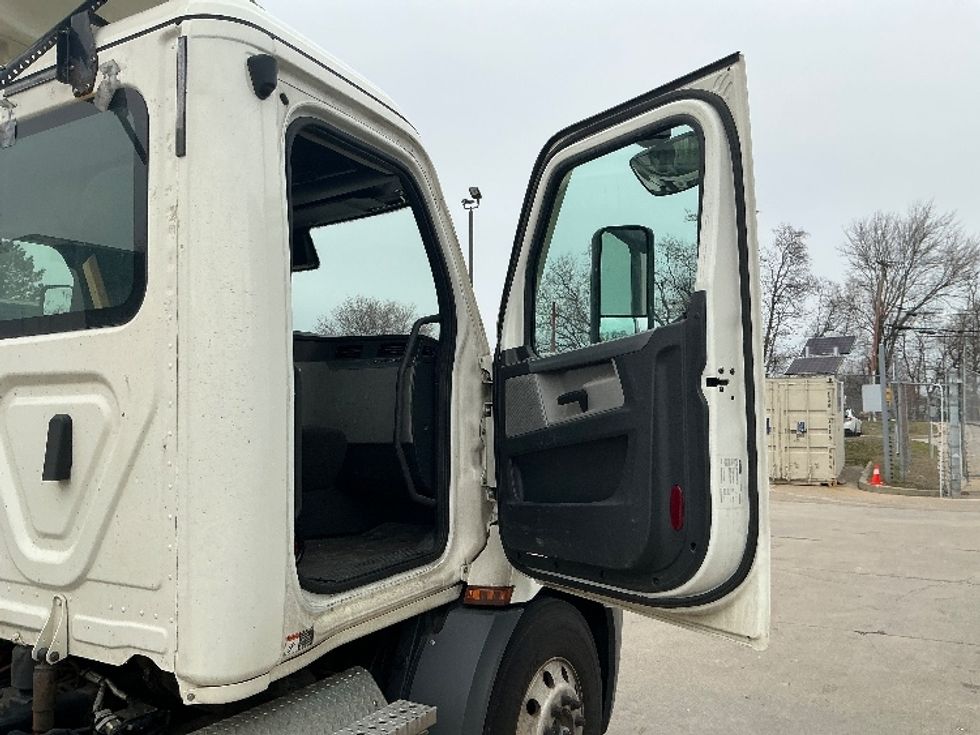 Day Cab Tractor-Heavy Duty Tractors-Freightliner-2020-T11664ST-Chicopee-MA-319,272\n\t\tmiles-$ 46,000 - Image 12