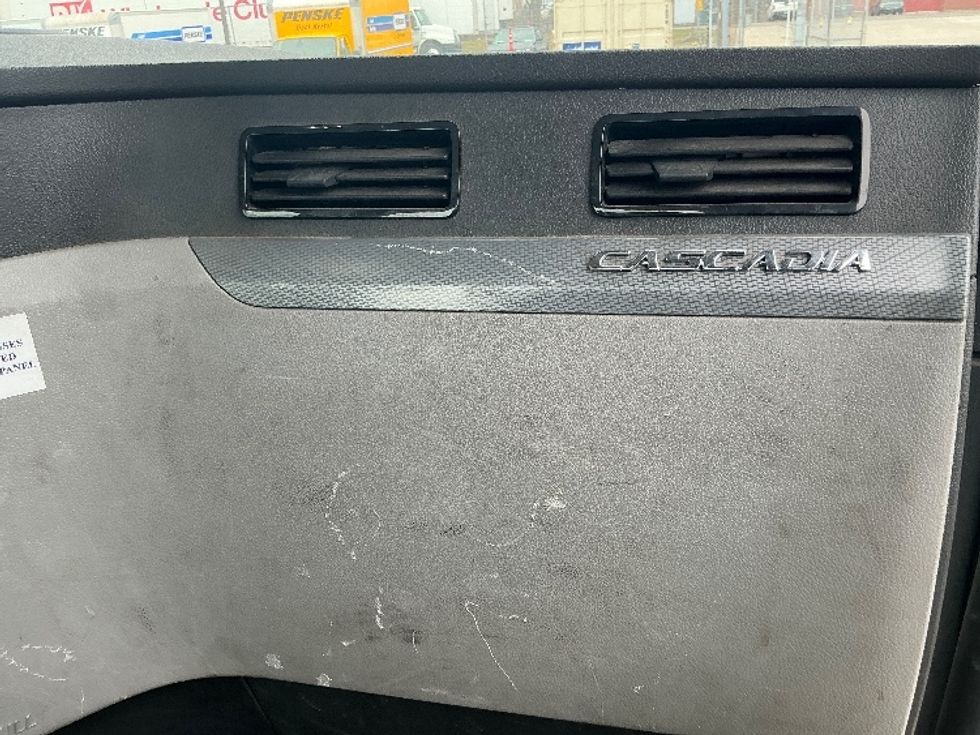 Day Cab Tractor-Heavy Duty Tractors-Freightliner-2020-T11664ST-Chicopee-MA-319,272\n\t\tmiles-$ 46,000 - Image 13