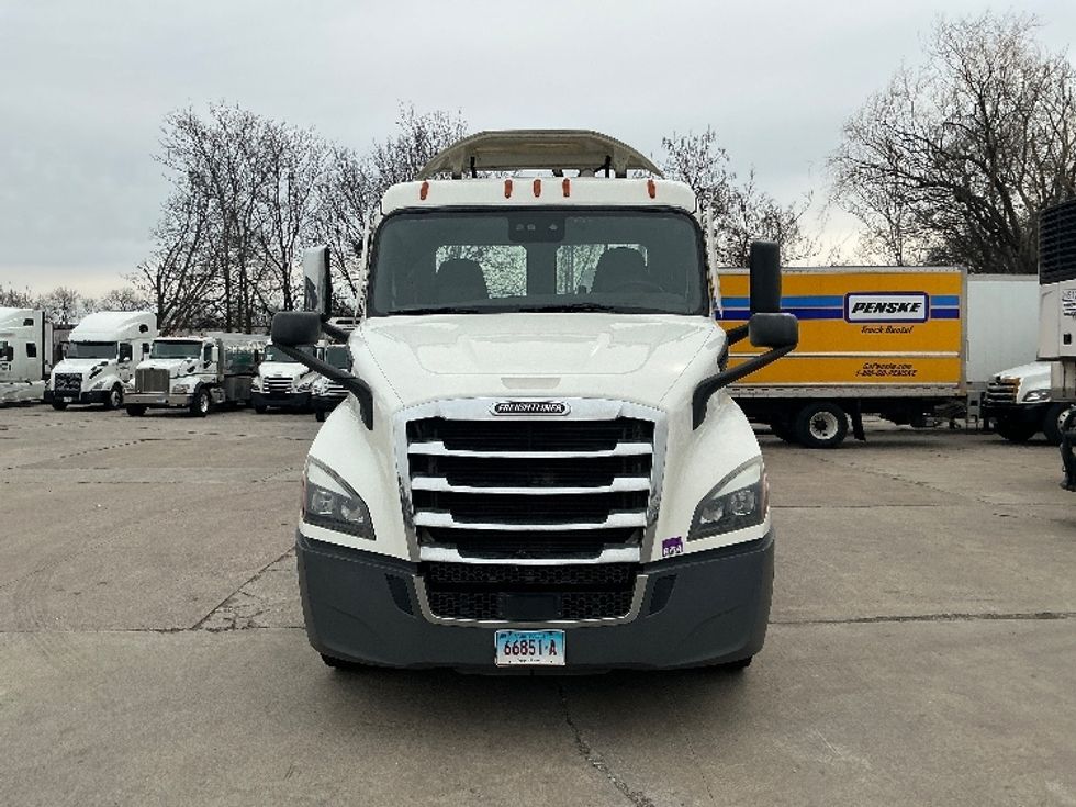 Day Cab Tractor-Heavy Duty Tractors-Freightliner-2020-T11664ST-Chicopee-MA-319,272\n\t\tmiles-$ 46,000 - Image 2