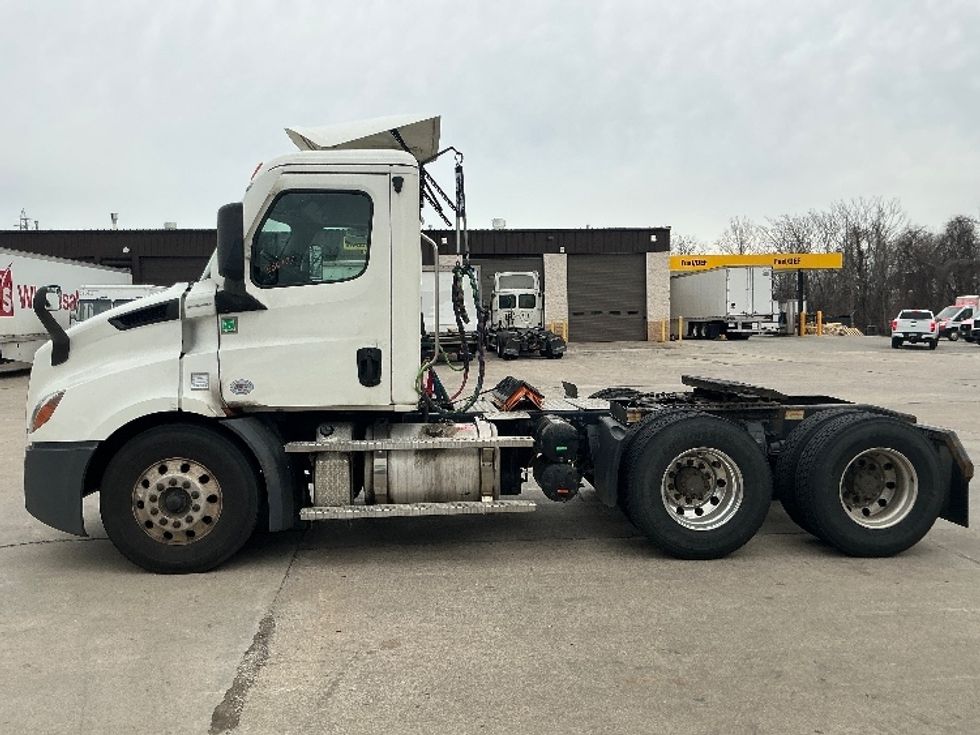 Day Cab Tractor-Heavy Duty Tractors-Freightliner-2020-T11664ST-Chicopee-MA-319,272\n\t\tmiles-$ 46,000 - Image 4