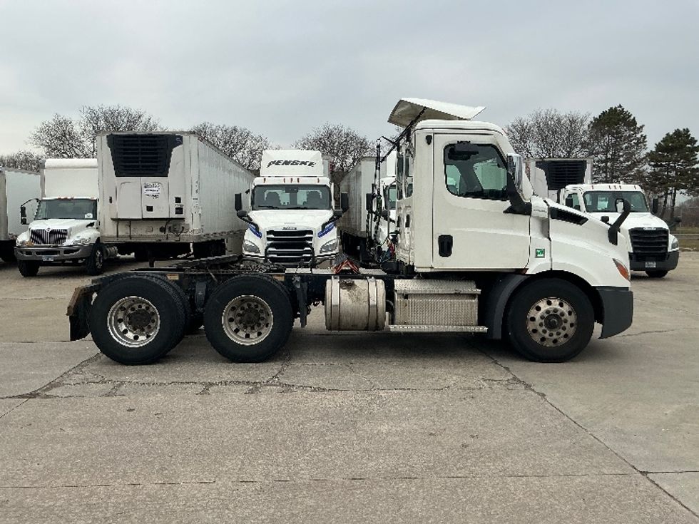 Day Cab Tractor-Heavy Duty Tractors-Freightliner-2020-T11664ST-Chicopee-MA-319,272\n\t\tmiles-$ 46,000 - Image 8