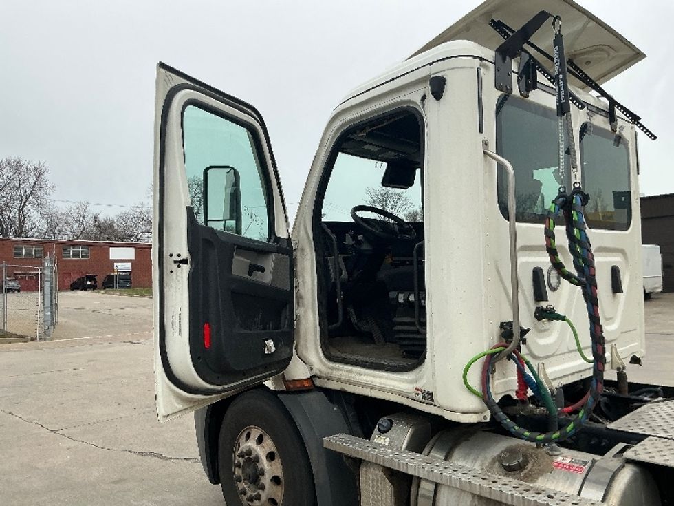 Day Cab Tractor-Heavy Duty Tractors-Freightliner-2020-T11664ST-Chicopee-MA-319,272\n\t\tmiles-$ 46,000 - Image 9