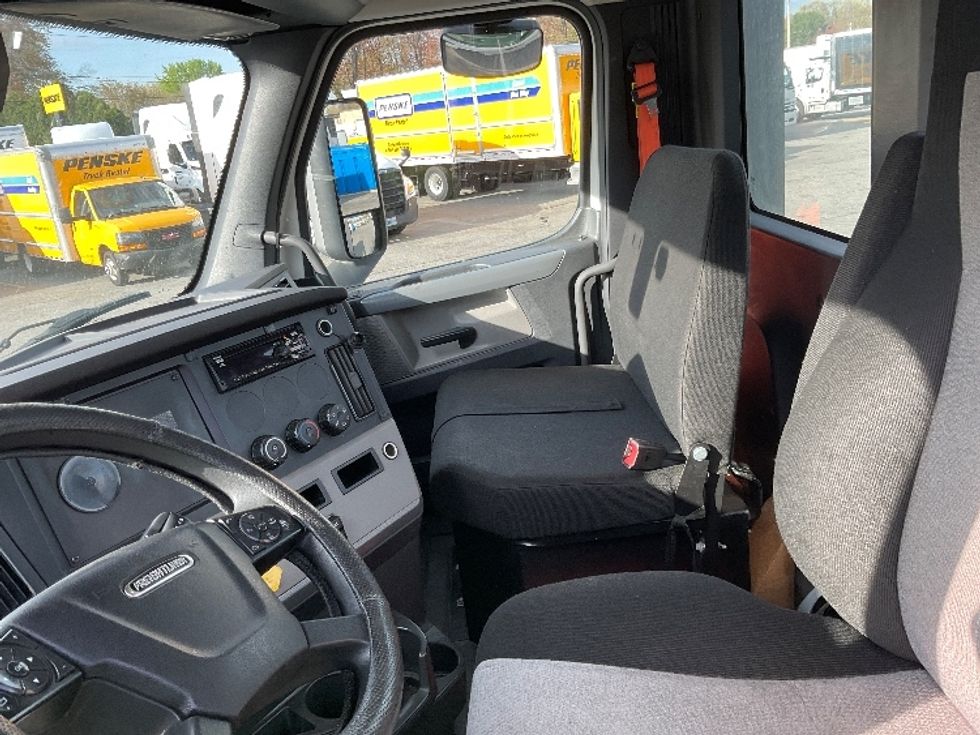 Day Cab Tractor-Heavy Duty Tractors-Freightliner-2020-T11664ST-Chicopee-MA-339,008\n\t\tmiles-$ 49,250 - Image 10