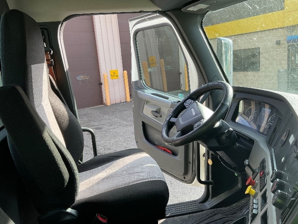 Day Cab Tractor-Heavy Duty Tractors-Freightliner-2020-T11664ST-Chicopee-MA-339,008\n\t\tmiles-$ 49,250 - Image 14