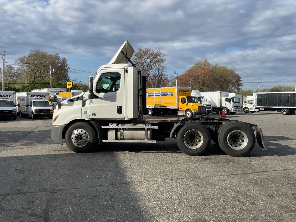 Day Cab Tractor-Heavy Duty Tractors-Freightliner-2020-T11664ST-Chicopee-MA-339,008\n\t\tmiles-$ 49,250 - Image 4
