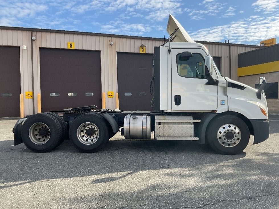 Day Cab Tractor-Heavy Duty Tractors-Freightliner-2020-T11664ST-Chicopee-MA-339,008\n\t\tmiles-$ 49,250 - Image 8