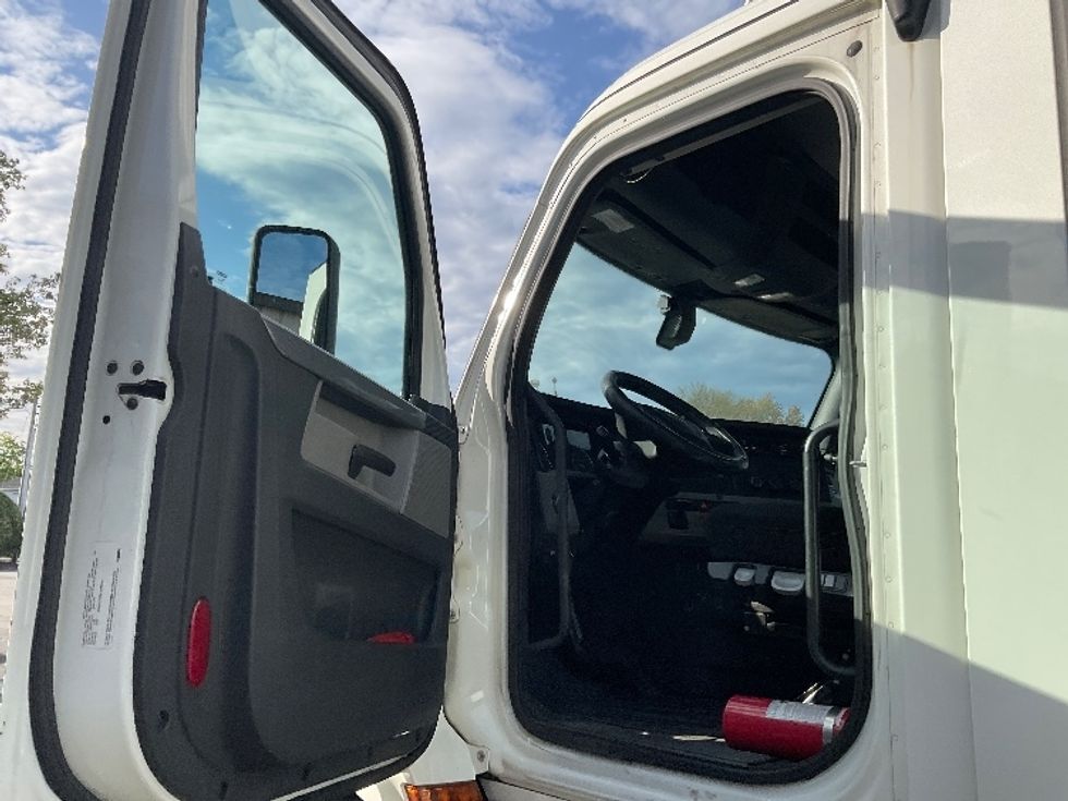 Day Cab Tractor-Heavy Duty Tractors-Freightliner-2020-T11664ST-Chicopee-MA-339,008\n\t\tmiles-$ 49,250 - Image 9