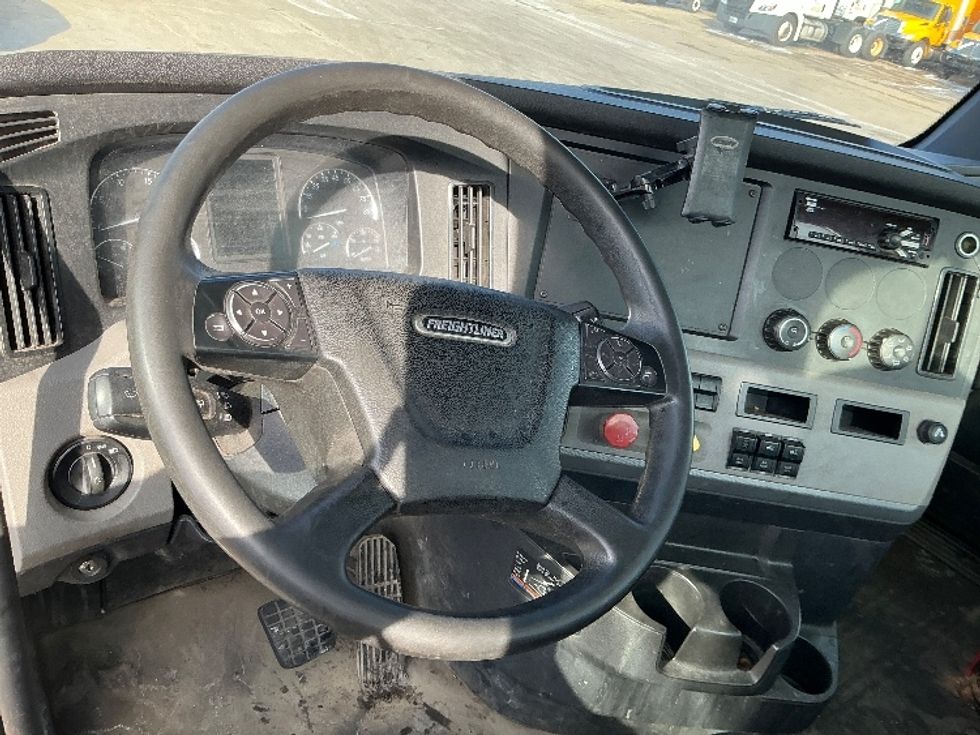 Day Cab Tractor-Heavy Duty Tractors-Freightliner-2020-T11664ST-Chicopee-MA-353,092\n\t\tmiles-$ 44,250 - Image 11