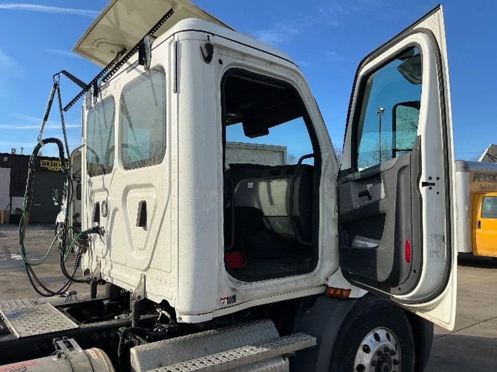 Day Cab Tractor-Heavy Duty Tractors-Freightliner-2020-T11664ST-Chicopee-MA-353,092\n\t\tmiles-$ 44,250 - Image 12