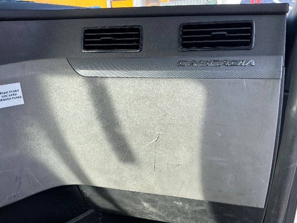 Day Cab Tractor-Heavy Duty Tractors-Freightliner-2020-T11664ST-Chicopee-MA-353,092\n\t\tmiles-$ 44,250 - Image 13