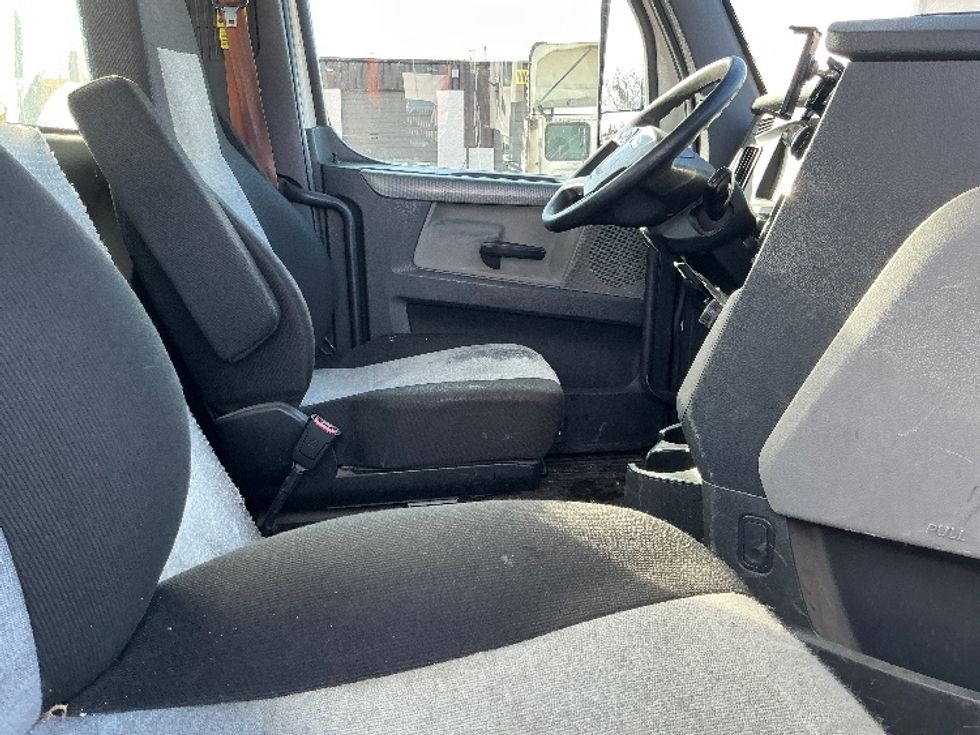 Day Cab Tractor-Heavy Duty Tractors-Freightliner-2020-T11664ST-Chicopee-MA-353,092\n\t\tmiles-$ 44,250 - Image 14