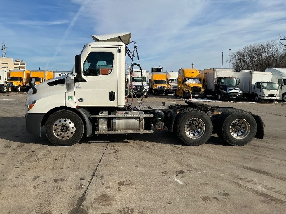 Day Cab Tractor-Heavy Duty Tractors-Freightliner-2020-T11664ST-Chicopee-MA-353,092\n\t\tmiles-$ 44,250 - Image 4