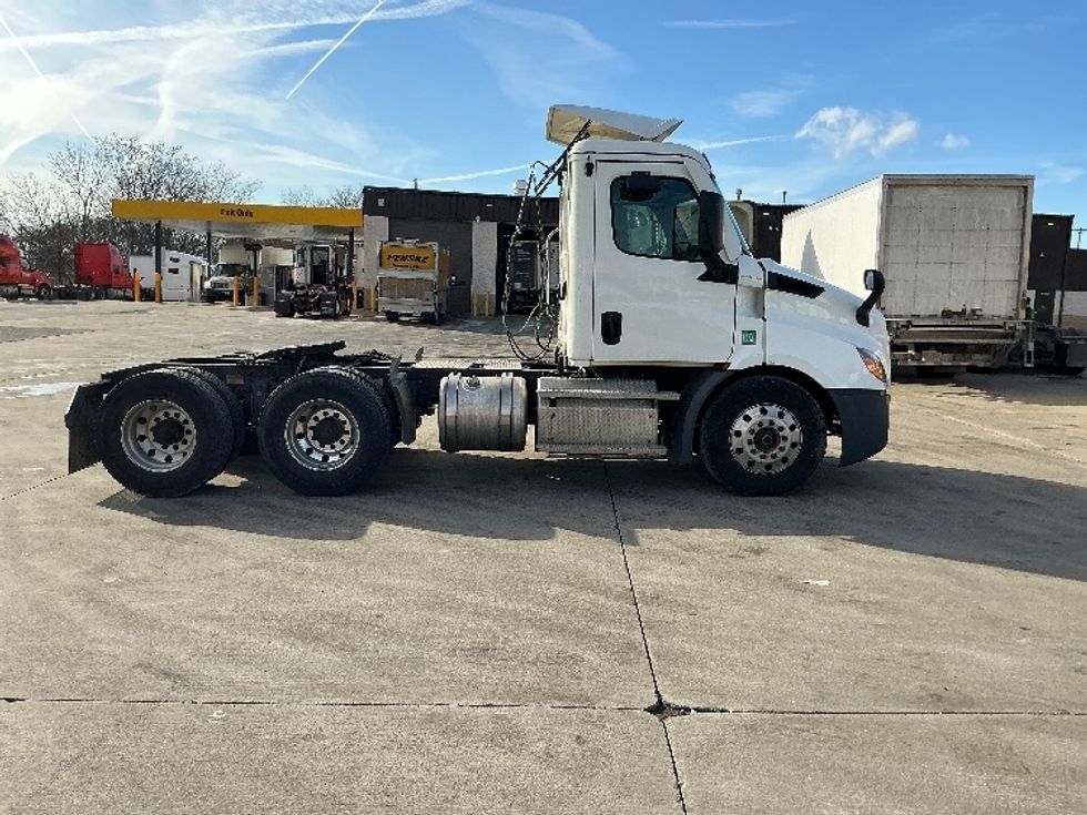 Day Cab Tractor-Heavy Duty Tractors-Freightliner-2020-T11664ST-Chicopee-MA-353,092\n\t\tmiles-$ 44,250 - Image 8