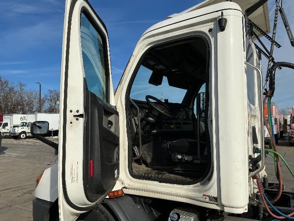 Day Cab Tractor-Heavy Duty Tractors-Freightliner-2020-T11664ST-Chicopee-MA-353,092\n\t\tmiles-$ 44,250 - Image 9