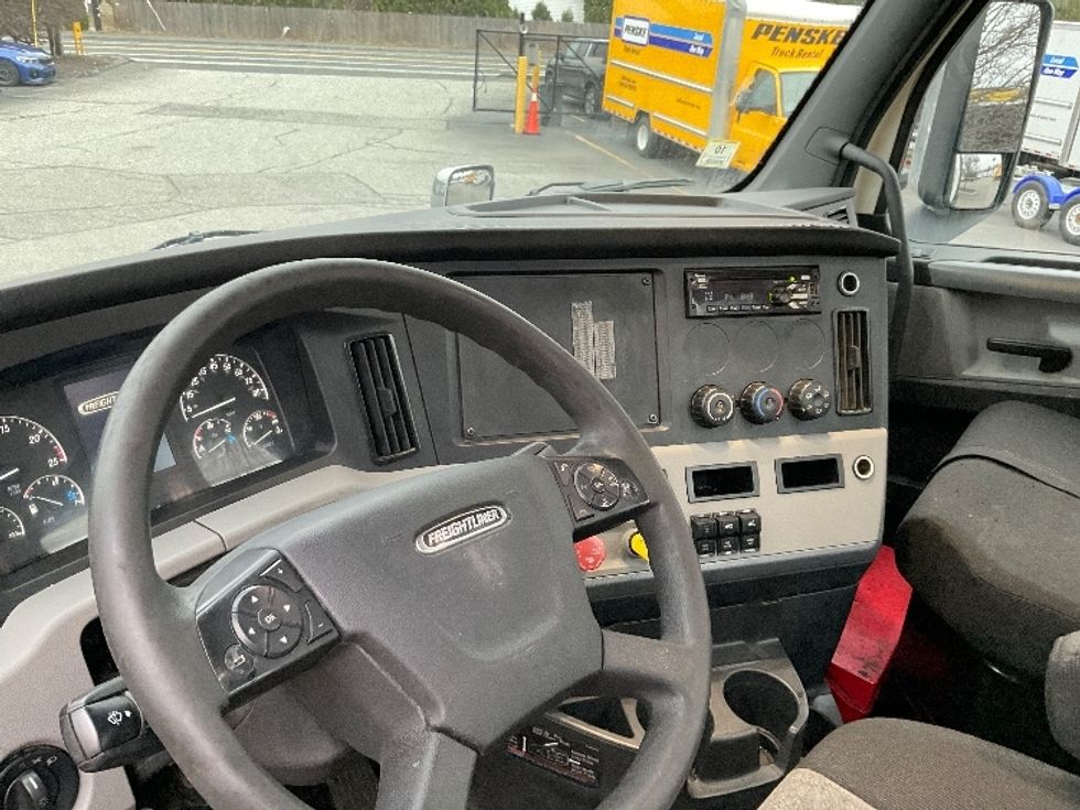 Day Cab Tractor-Heavy Duty Tractors-Freightliner-2020-T11664ST-Chicopee-MA-369,469\n\t\tmiles-$ 48,000 - Image 10