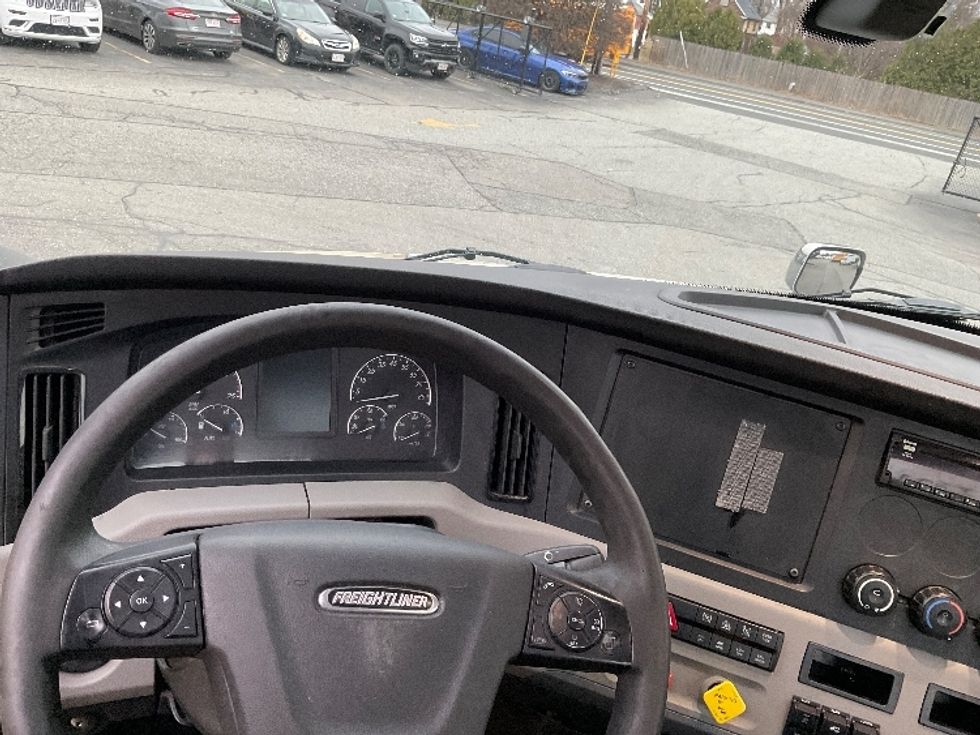 Day Cab Tractor-Heavy Duty Tractors-Freightliner-2020-T11664ST-Chicopee-MA-369,469\n\t\tmiles-$ 48,000 - Image 11