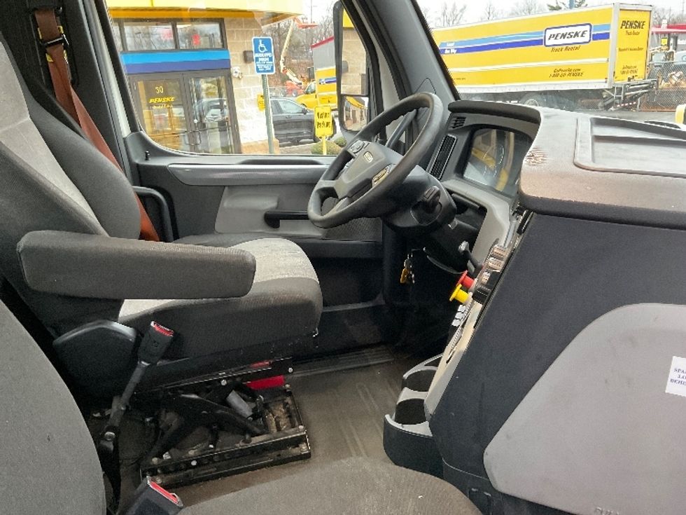 Day Cab Tractor-Heavy Duty Tractors-Freightliner-2020-T11664ST-Chicopee-MA-369,469\n\t\tmiles-$ 48,000 - Image 14