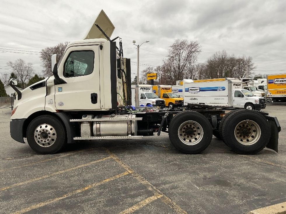 Day Cab Tractor-Heavy Duty Tractors-Freightliner-2020-T11664ST-Chicopee-MA-369,469\n\t\tmiles-$ 48,000 - Image 4