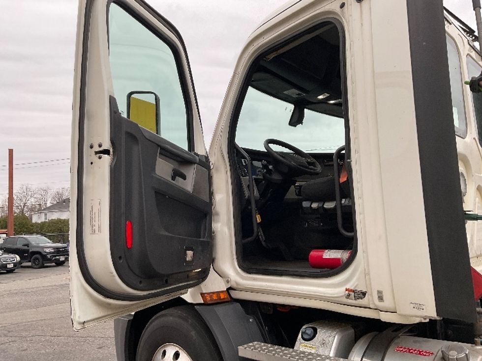 Day Cab Tractor-Heavy Duty Tractors-Freightliner-2020-T11664ST-Chicopee-MA-369,469\n\t\tmiles-$ 48,000 - Image 9