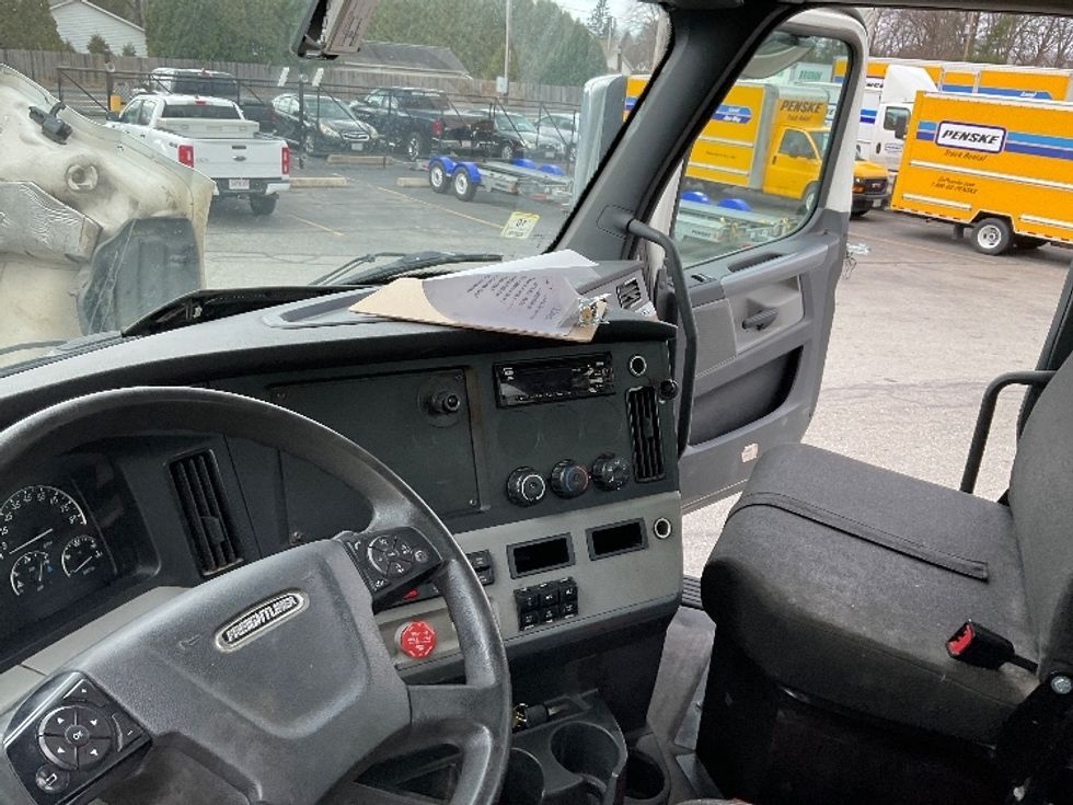 Day Cab Tractor-Heavy Duty Tractors-Freightliner-2020-T11664ST-Chicopee-MA-409,345\n\t\tmiles-$ 46,000 - Image 10