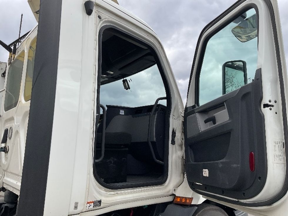 Day Cab Tractor-Heavy Duty Tractors-Freightliner-2020-T11664ST-Chicopee-MA-409,345\n\t\tmiles-$ 46,000 - Image 12
