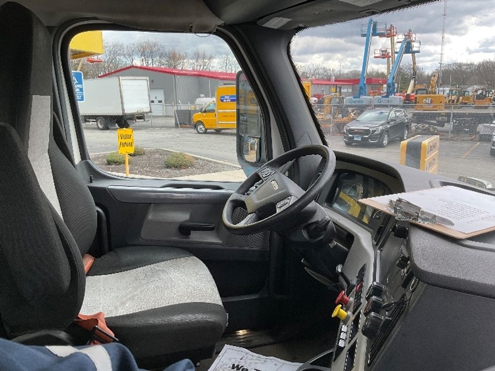 Day Cab Tractor-Heavy Duty Tractors-Freightliner-2020-T11664ST-Chicopee-MA-409,345\n\t\tmiles-$ 46,000 - Image 14