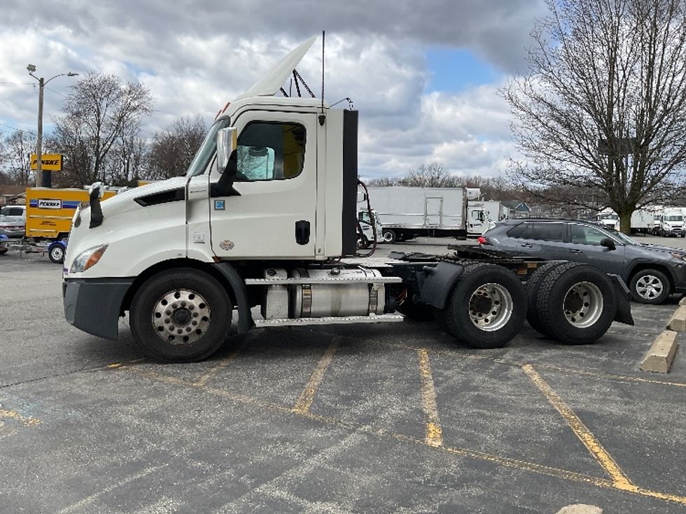 Day Cab Tractor-Heavy Duty Tractors-Freightliner-2020-T11664ST-Chicopee-MA-409,345\n\t\tmiles-$ 46,000 - Image 4